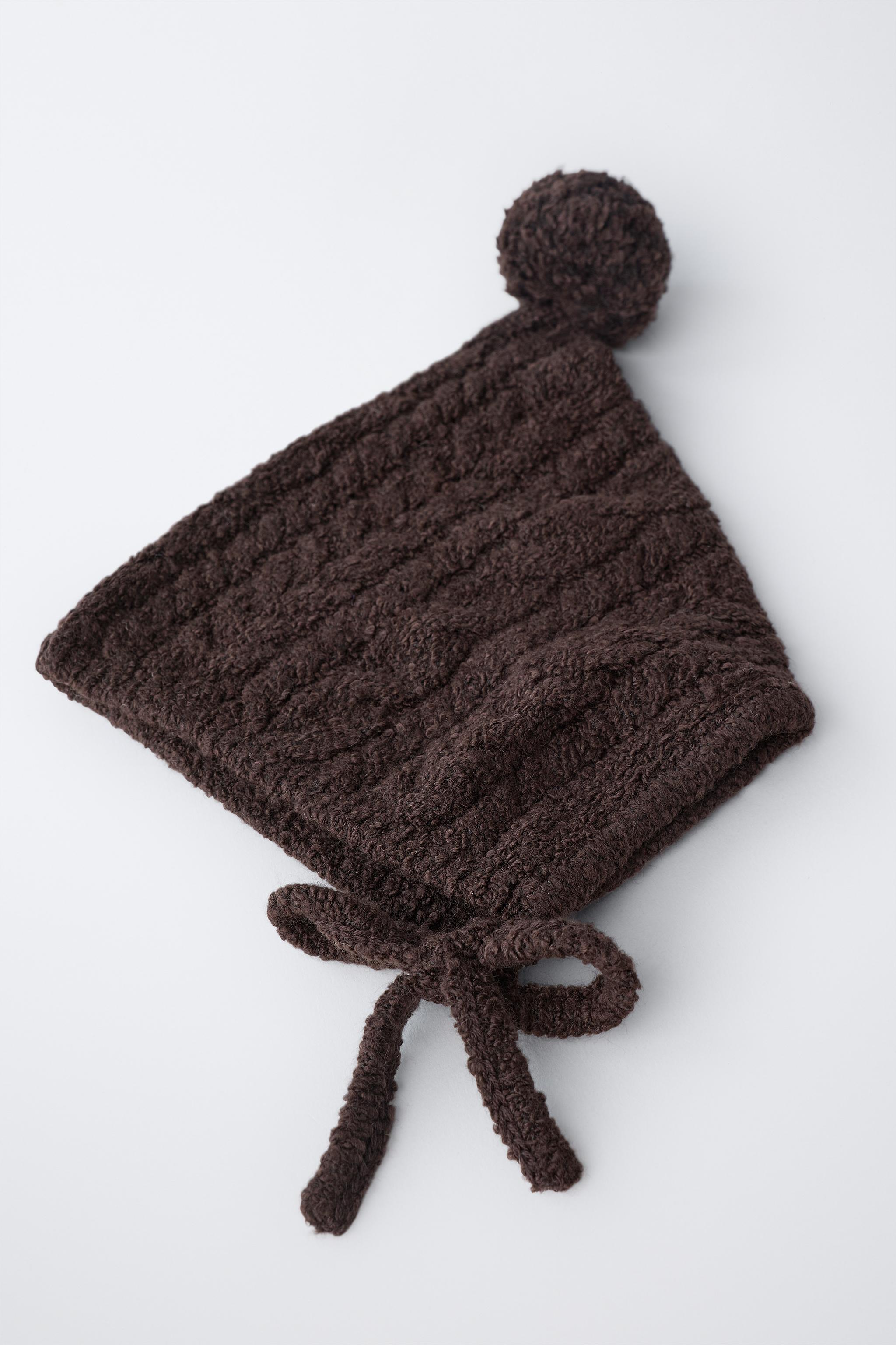 CABLE KNIT POMPOM BONNET